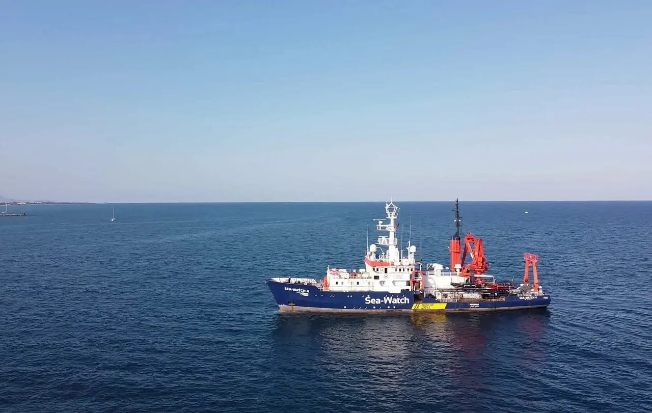 Die Sea-Watch 4 ist zu ihrem ersten Einsatz im Mittelmeer gestartet.
