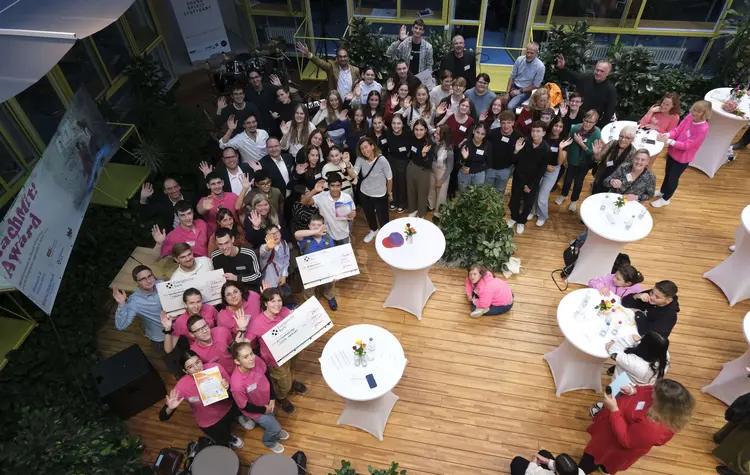 Gruppenbild mit allen Preisträgerinnen und Preisträgern