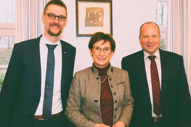 v.l.n.r. Oberkirchenrat Dr. Fabian Peters, Staatssekretärin Sabine Kurtz und Bernd Kraft, Vorsitzender des Evangelischen Bauernwerks in Württemberg, bei der Übergabe des Bewilligungsbescheids v.l.n.r.: Oberkirchenrat Dr. Fabian Peters, Staatssekretärin Sabine Kurtz und Bernd Kraft, dem Vorsitzenden des Evangelischen Bauernwerks in Württemberg, bei der Übergabe des Bewilligungsbescheids