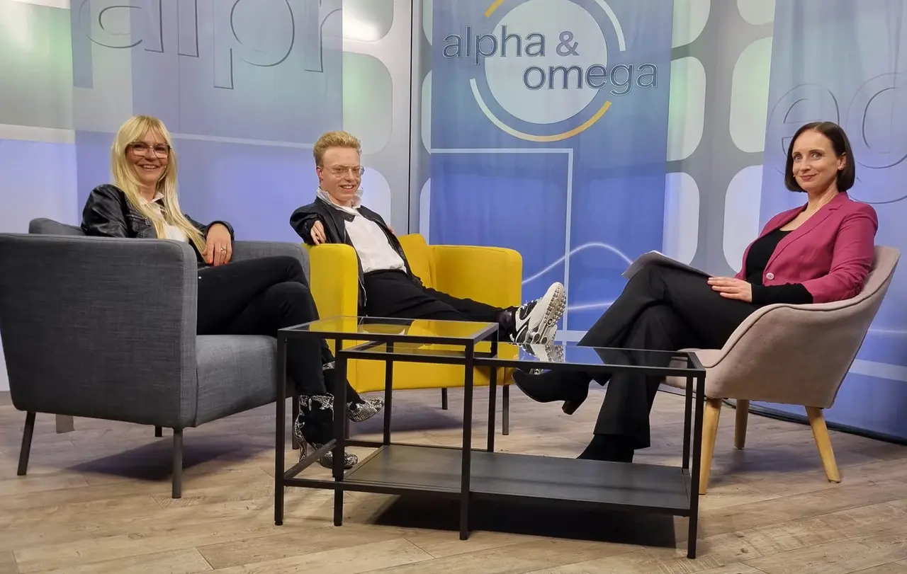 Para-Schwimmer Josia Topf im Gespräch in der Fernsehsendung "Alpha & Omega"