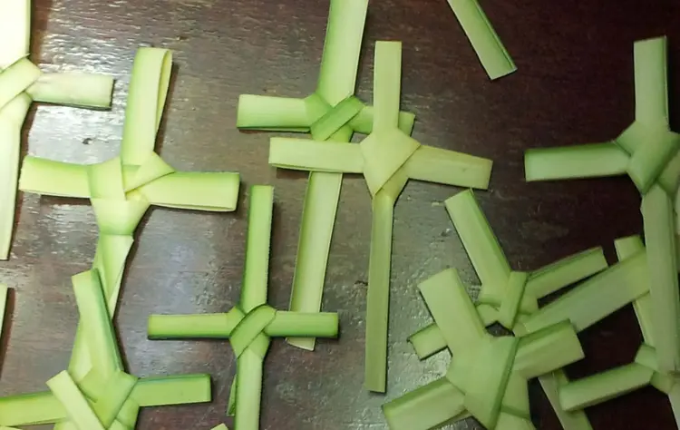 Aus Palmblättern gebastelte kleine Kreuze.