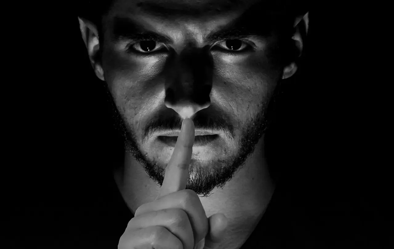 Verschwörungserzählungen vermuten hinter jedem Problem böse Absichten und geheime Pläne.