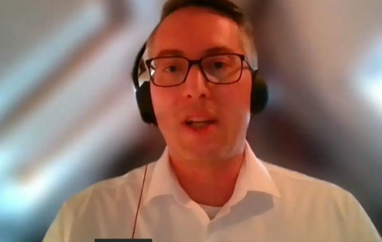 Christoph Müller, Vorsitzender des Rechtsausschusses, erläuterte das Gesetz zum Schutz vor sexualisierter Gewalt im Detail.