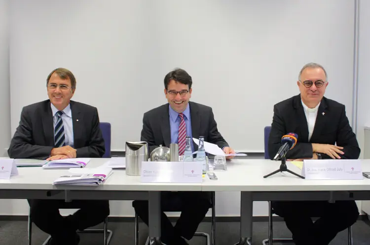 Oberkirchenrat Dieter Kaufmann, Oliver Hoesch, Sprecher der Landeskirche und Landesbischof Dr. h. c. Frank Otfried July bei der Pressekonferenz zur Flüchtlingshilfe.