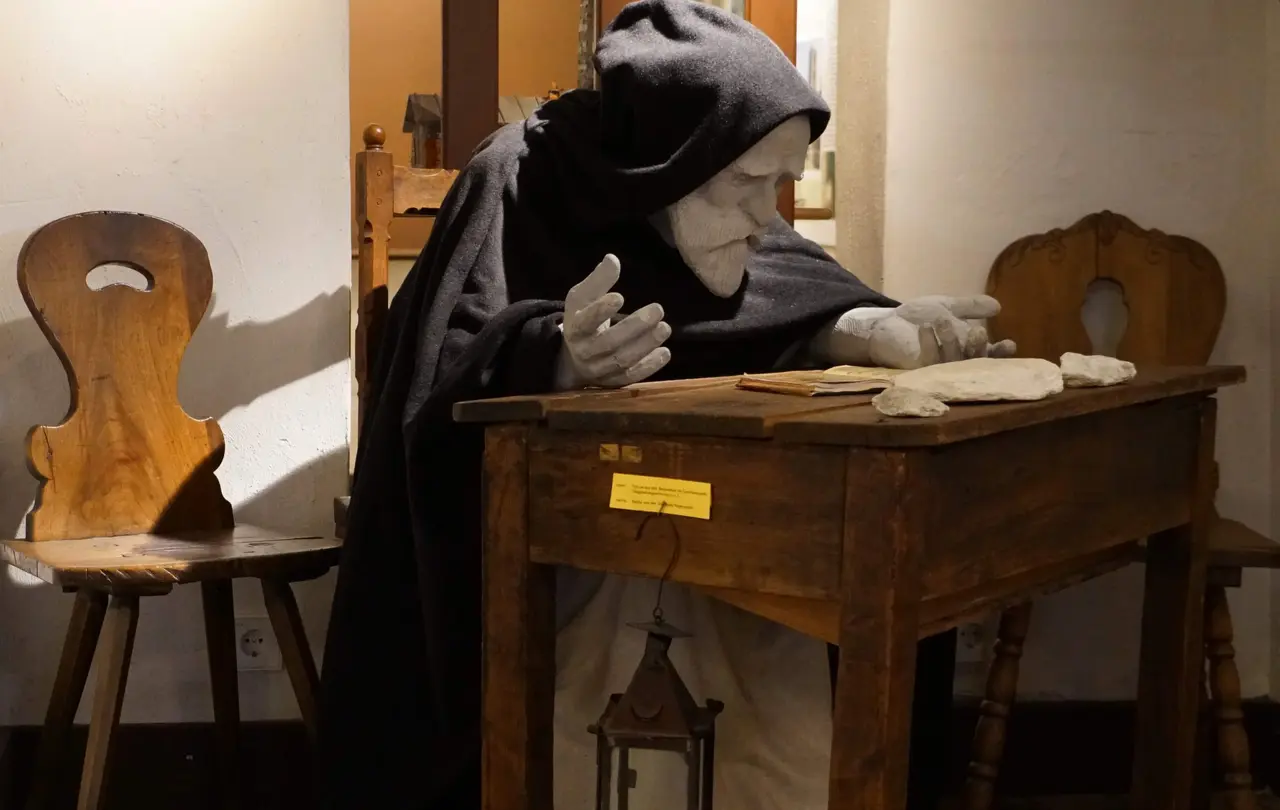 Die Figur eines „Barba“, eines Wanderpredigers, erzählt aus dem Leben der Waldenser. Barba“, auf Italienisch „Onkel“, markiert einen bewussten Gegensatz zum katholischen „Padre“, Vater.