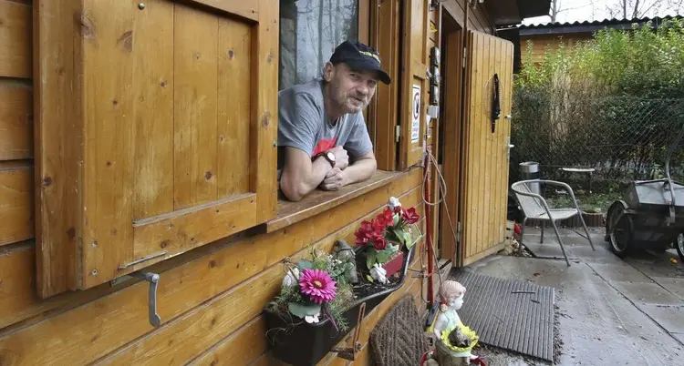 Wo heute Obdachlose untergebracht sind, gab es vor über 20 Jahren nur einen freien Platz nahe einer Bundesstraße.