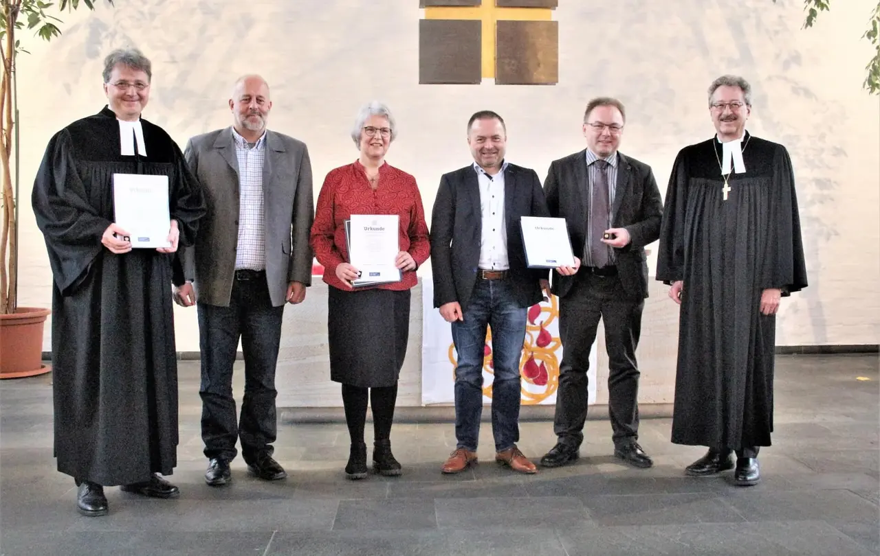Michael Landgraf, Michael Jahnke (Deutsche Bibelgesellschaft), Susanne Kirchner, Winfried Walter, Matthias Brust, Oberkirchenrat Manfred Sutter (v.l.n.r.)