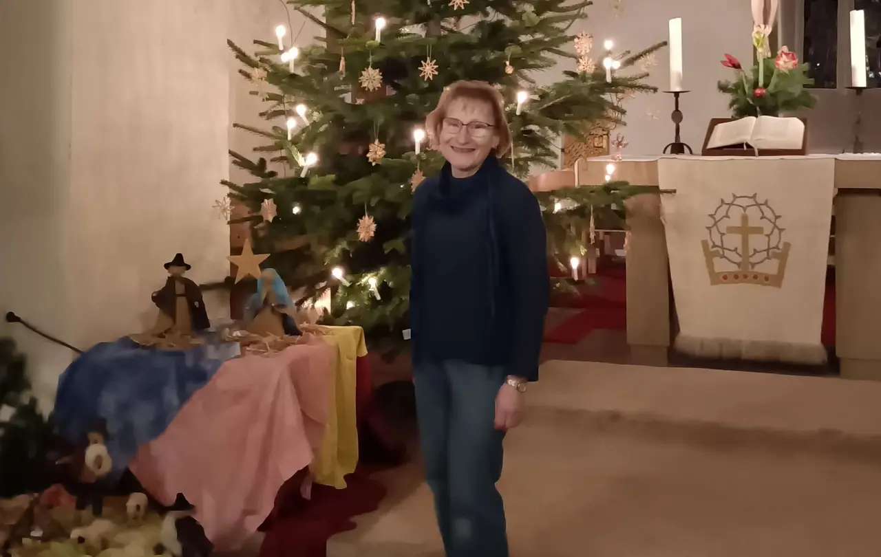 Mesnerin Ute Siller in ihrer liebevoll geschmückten Kirche.