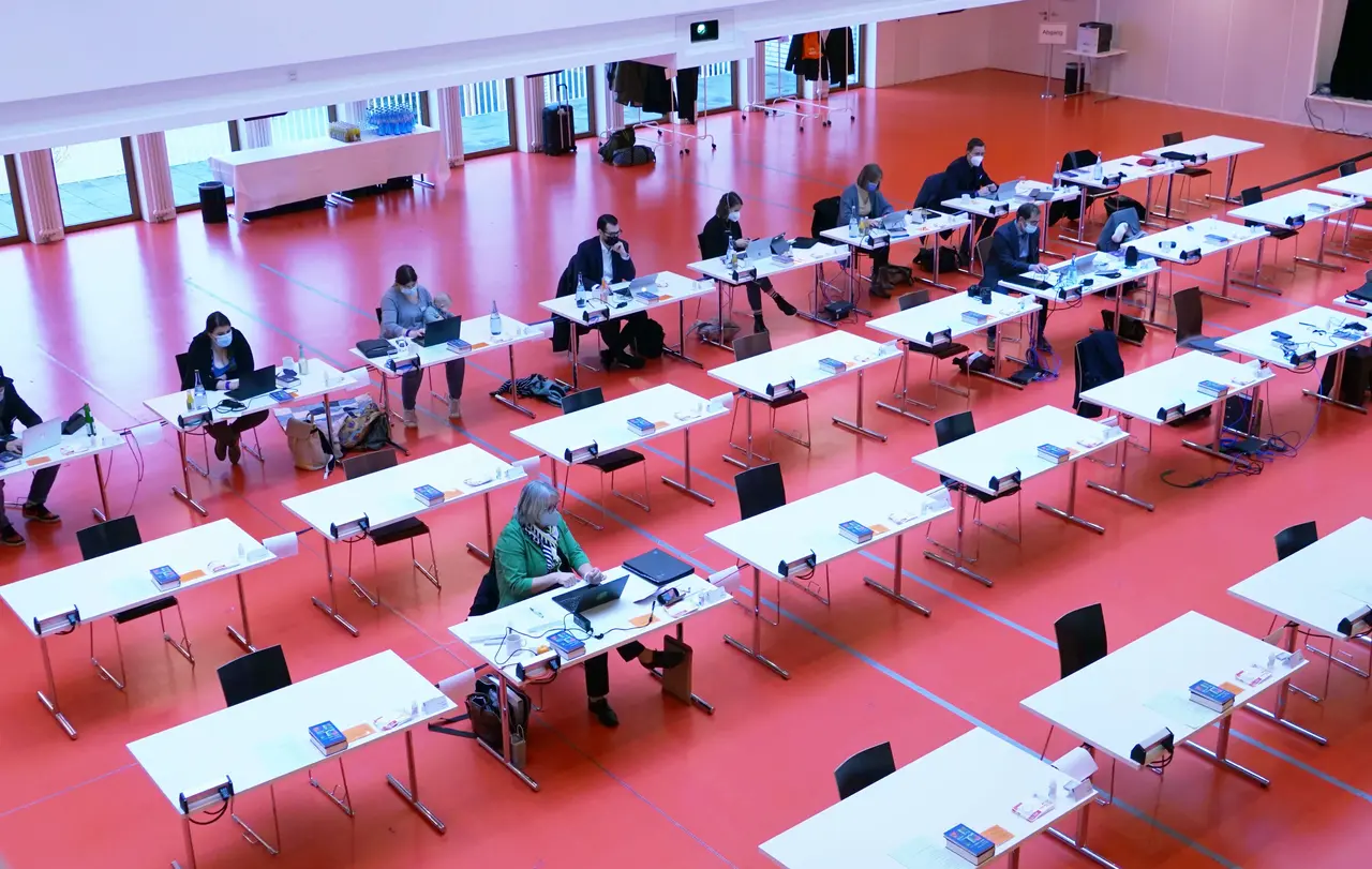 Nur wenige Teilnehmerinnen und Teilnehmer sind bei der Herbstsynode im Hospitalhof vor Ort, die meisten nehmen von zu Hause daran teil.