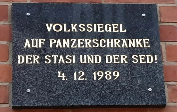 Die Spuren der Wende sind im Greifswald der Gegenwart noch zu finden: Gedenktafel am heutigen Landes-Verfassungsgericht unweit des Doms.