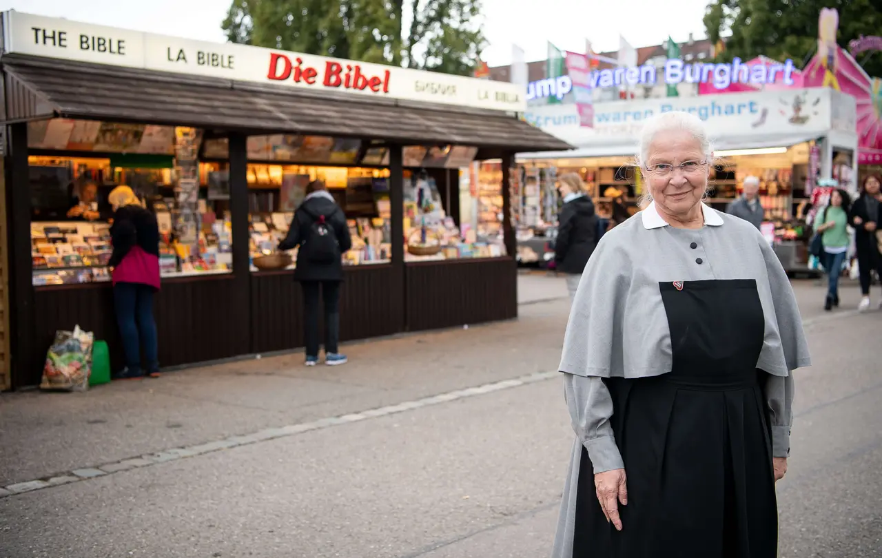 Schwester Rosemarie Bongartz von den Aidlinger Diakonissen vor dem Bibel-Stand auf dem Wasen.