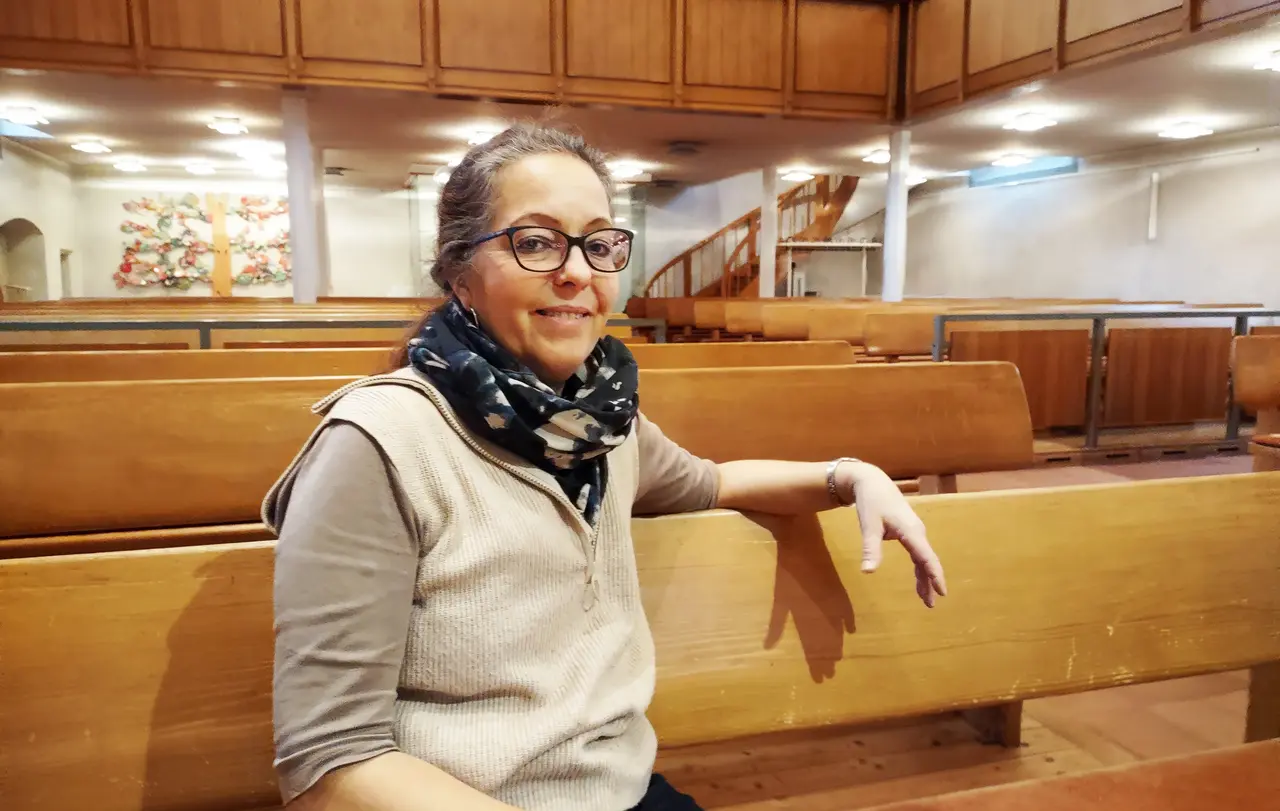 Andrea Kauderer in der Michaelskirche in Eltingen, wo sie seit 17 Jahren das Krippenspiel verantwortet.