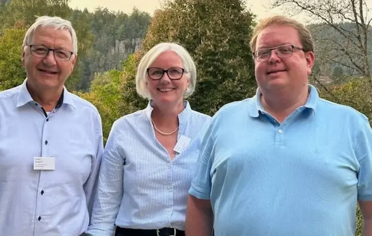 v.j.n.r: Pfarrer Hellger Koepff, Synodalpräsidentin Sabine Foth und Rev. John Brandbury, Präsident der GEKE