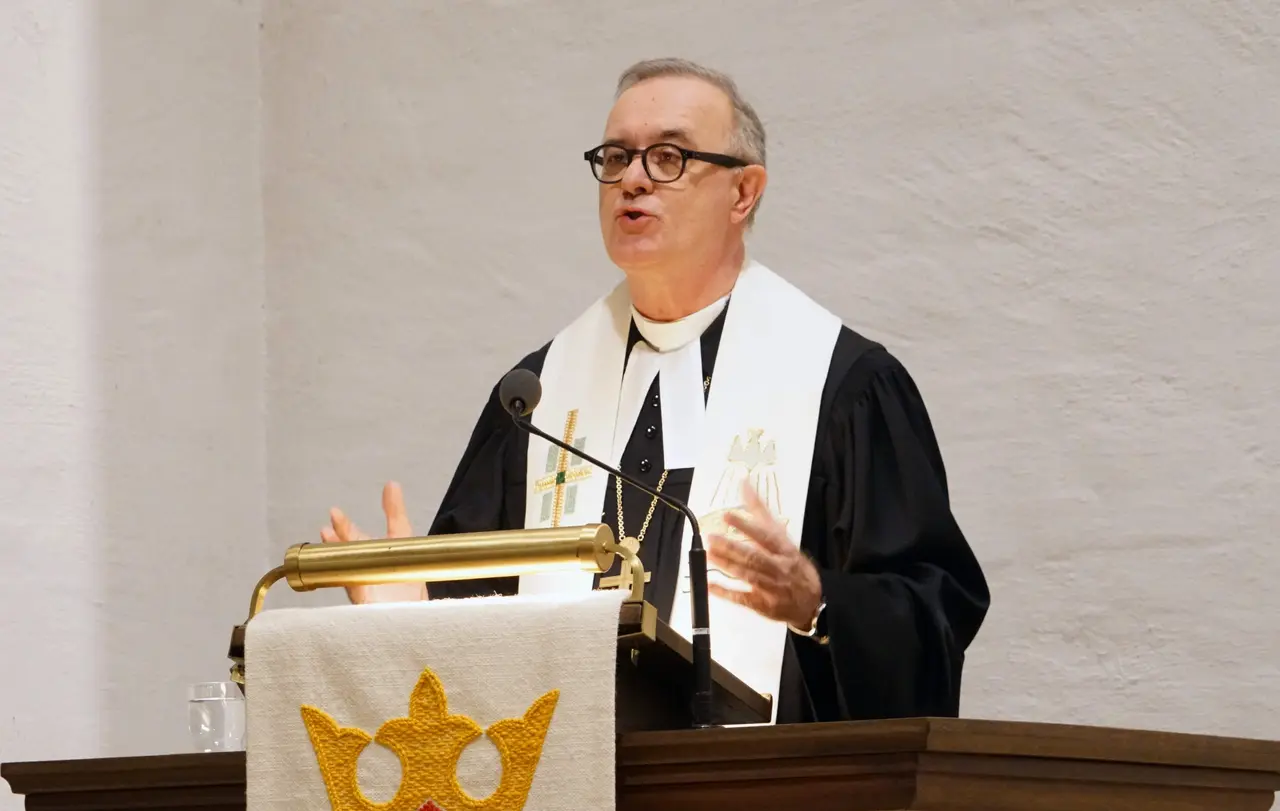 Landesbischof Dr. h. c. Frank Otfried July während seiner Predigt im Altjahres-Gottesdienst in der Stuttgarter Christuskirche.