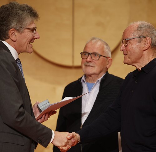 Landesbischof Ernst-Wilhelm Gohl, Hans Fischer und Wolfgang Vögele vlnr Herbstsynode 2025