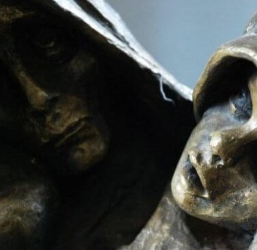 Diese Skulptur hungernder Gefangener erinnert in Auschwitz an die Opfer des Nationalsozialismus. 