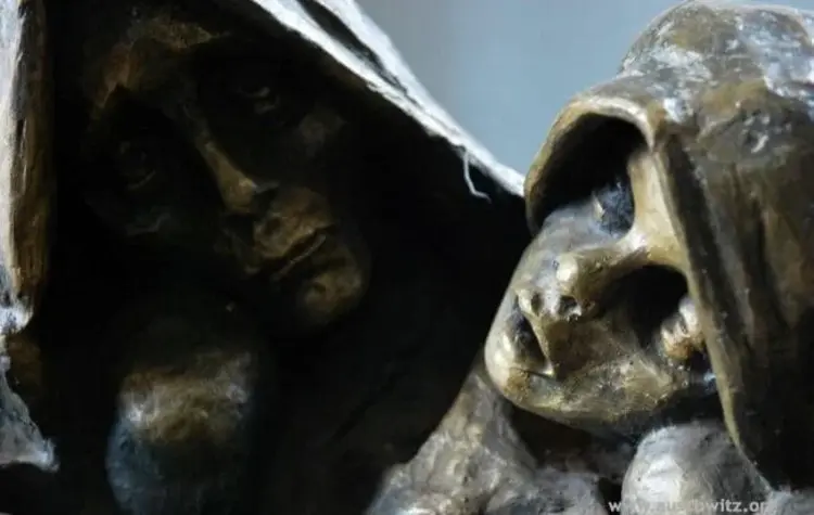 Diese Skulptur hungernder Gefangener erinnert in Auschwitz an die Opfer des Nationalsozialismus.