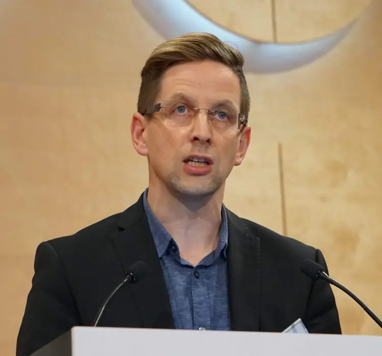 Jörg Schaal bringt das Votum des Gesprächskreises „Evangelium und Kirche" ein.