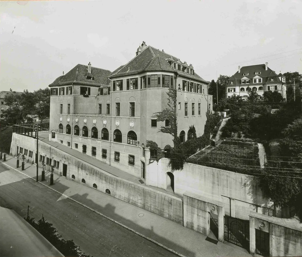 Im Gebäude des heutigen evangelischen Gemeindehauses (vorne) waren ein Büro und im Pfarrhaus (hinten) der Sitz der EKD-Kanzlei in Schwäbisch Gmünd untergebracht. Die Aufnahme ist um 1900 entstanden.
