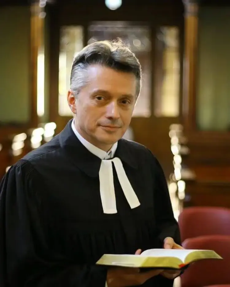 Leon Novak, Pfarrer der evangelischen Kirche in Slowenien, ist begeisterter Motorradfahrer und auch als Seelsorger für Motorradfahrer, Gefängnisseelsorger und Koordinator für die Arbeit mit der Polizei aktiv