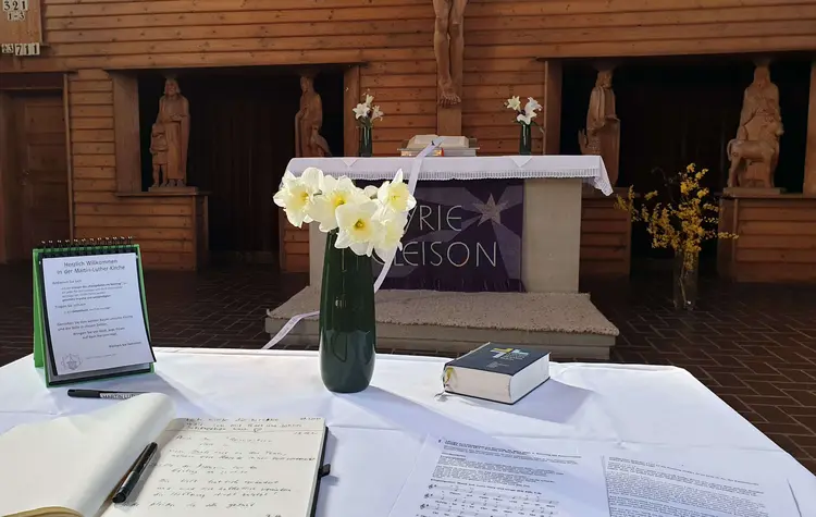 Gemeindegottesdienste sind wegen der Corona-Pandemie zwar nicht möglich. Zum persönlichen Gebet sind die Kirchen aber weiterhin geöffnet - so wie hier die Martin-Luther-Kirche in Ulm.