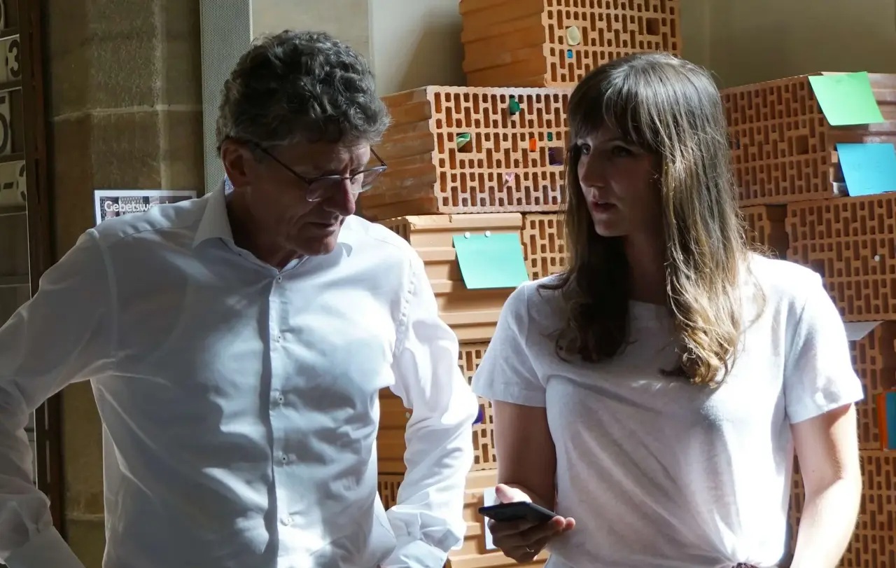 Landesbischof Ernst-Wilhelm Gohl ist beeindruckt, wie Pfarrerin Sara Stäbler die Freude am Evangelium in Videos bei Instagram und Tiktok vermittelt.