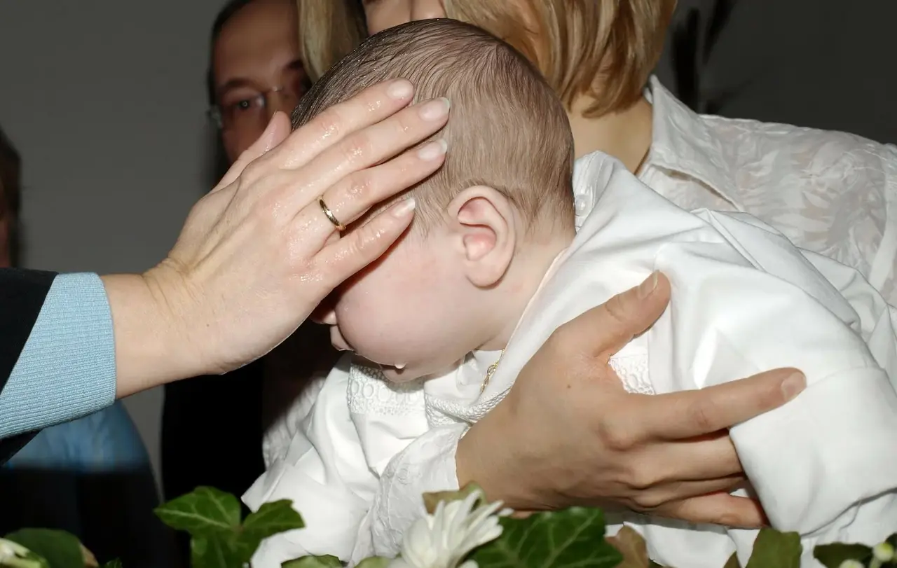 Bei Taufgottesdiensten können sich die Pfarrerinnen und Pfarrer der Evangelischen Landeskirche in Württemberg bald auf digitale Hilfe stützen.