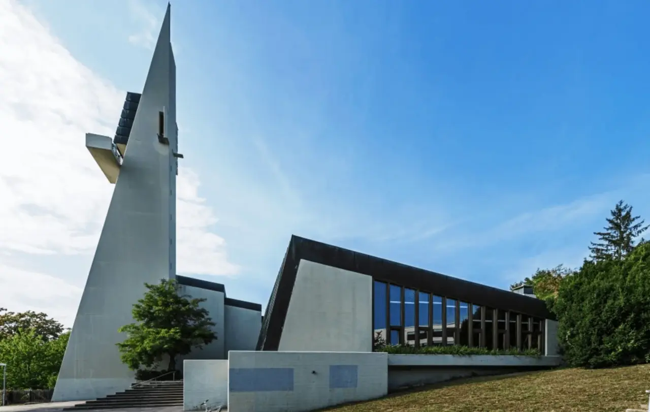 Die Evangelische Versöhnungskirche in Leonberg-Ramtel: Grundsteinlegung für dieses Gotteshaus war 1963; zwei Jahre später konnte die Gemeinde die Einweihung feiern.