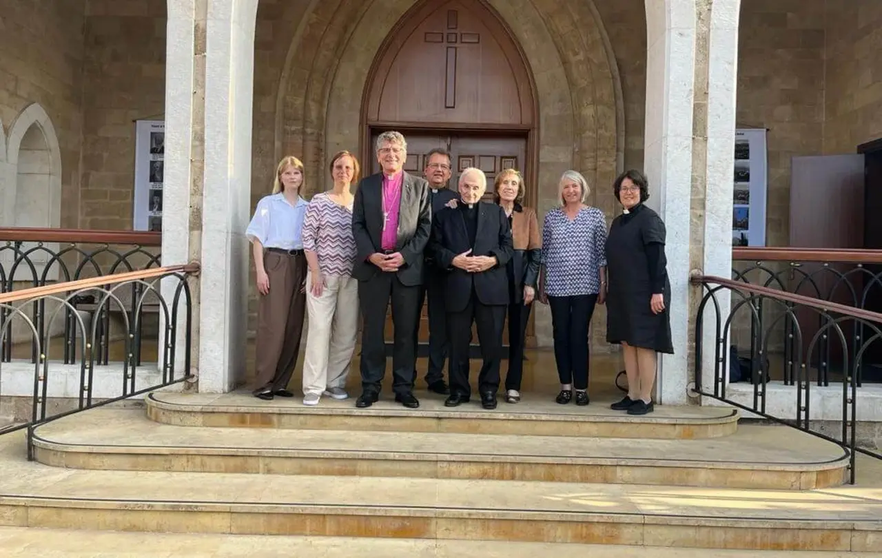 Die Gruppe vor der evangelischen Kirche in Beirut. Von links nach rechts: Journalistin Jana Gäng (Stuttgarter Zeitung), Kerstin Sommer, die Vorstandsvorsitzende des Schneller-Vereins, Landesbischof Ernst-Wilhelm Gohl, Pfarrer Dr. Uwe Gräbe, Nahost-Referent der EMS, Dr. Habib Badr und seine Frau, Dr. Gabriela Gohl und Dr. Christine Keim.