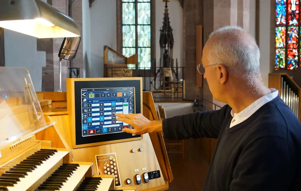 Peter Ammer Bezirkskantor aus Nagold spielt Orgel Digitalisierung Zum Orgelspielen gehört es, die passenden Register einzustellen – eine aufwendige Technik. Hier können die Registrierungen verschiedener Organisten abgespeichert und beim Spielen abgerufen werden.