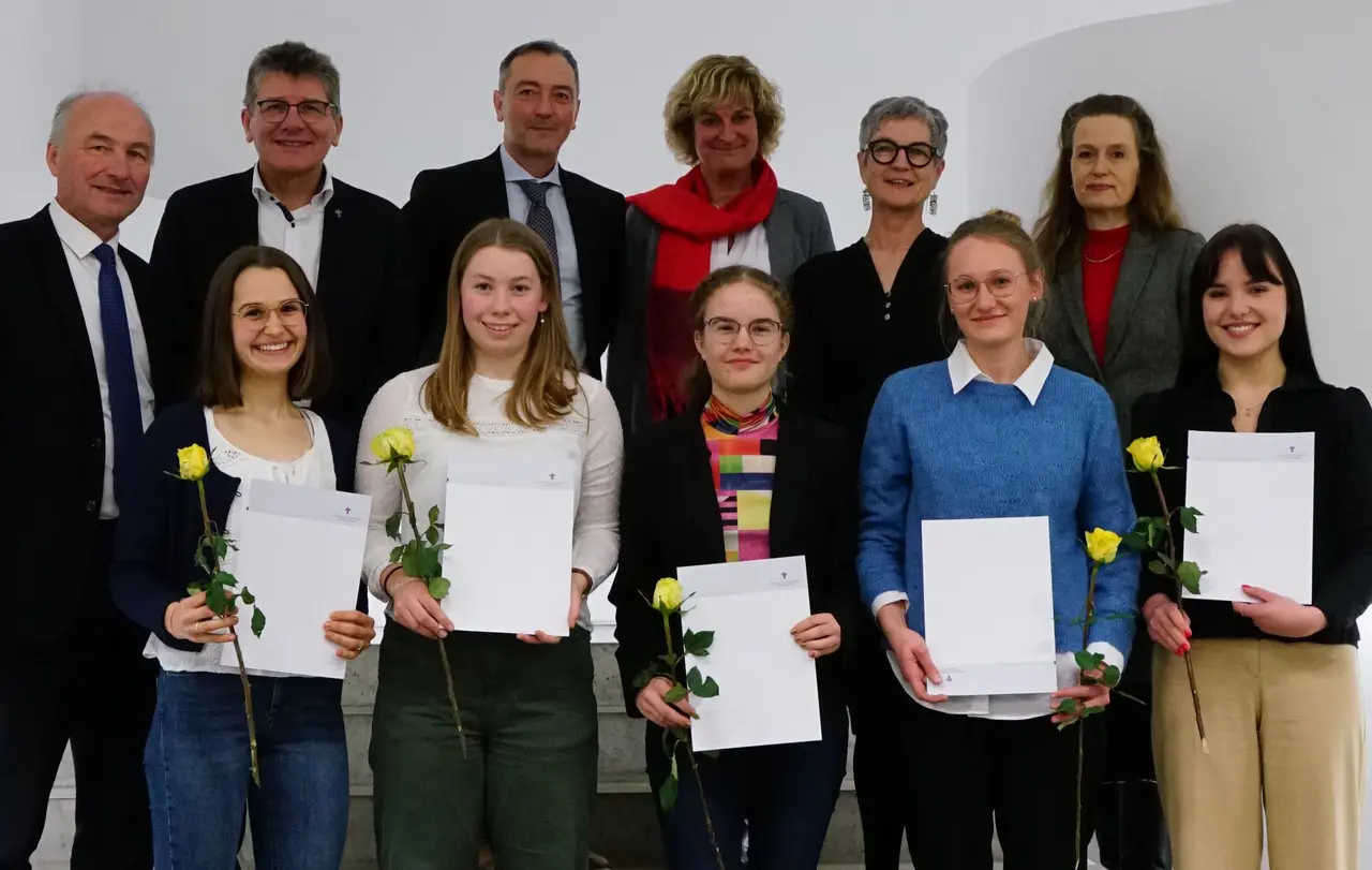 Breite Anerkennung für die Preisträgerinnen kam von Oberkirchenrat Wolfgang Schmidt (Evangelische Landeskirche in Baden), Landesbischof Ernst-Wilhelm Gohl (Evangelische Landeskirche in Württemberg), Ministerialdirigent Vittorio Lazaridis (Kultusministerium Baden-Württemberg), Ordinariatsrätin Ute Augustyniak-Dürr (Diözese Rottenburg-Stuttgart) Oberkirchenrätin Carmen Rivuzumwami (Evangelische Landeskirche in Württemberg) und Ordinariatsrätin Oberstudiendirektorin im Kirchendienst Susanne Orth (Erzbistum Freiburg).