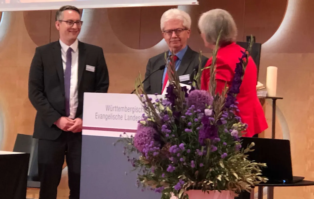 Präsidentin Sabine Foth verpflichtet Christoph Müller (links) und Reinhold Schuttkowski (Mitte)