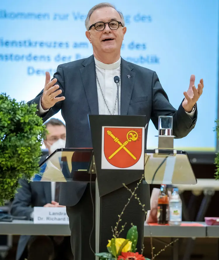 Landesbischof Dr. h. c. Frank Otfried July würdigte in seiner Laudatio Inge Schneiders Engagement.