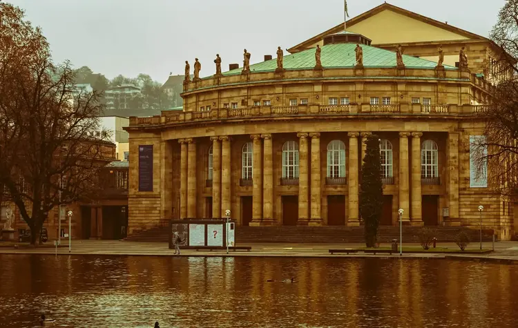 Der Eckensee an der Stuttgarter Staatsoper ist ein beliebter Treffpunkt für Jugendliche und junge Erwachsene.