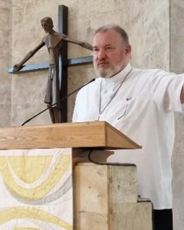 Bischof Rolf Bareis in der Versöhnungskirche in Tiflis