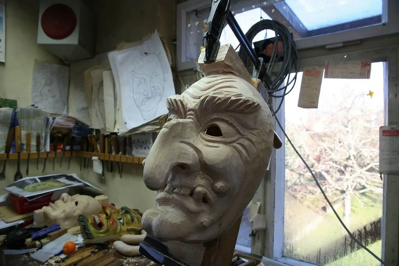 Jetzt in der Vorweihnachtszeit liegen deshalb vor allem Masken herum.