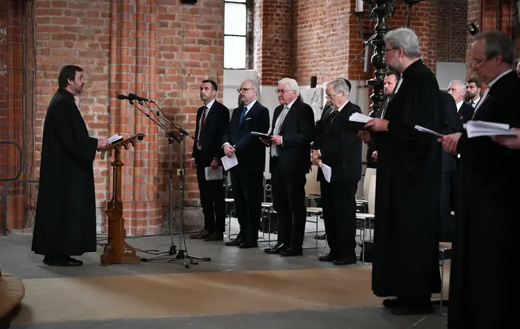 Auch der Prälat von Reutlingen, Markus Schoch, (2. v. r.) war beim Dankgottesdienst.