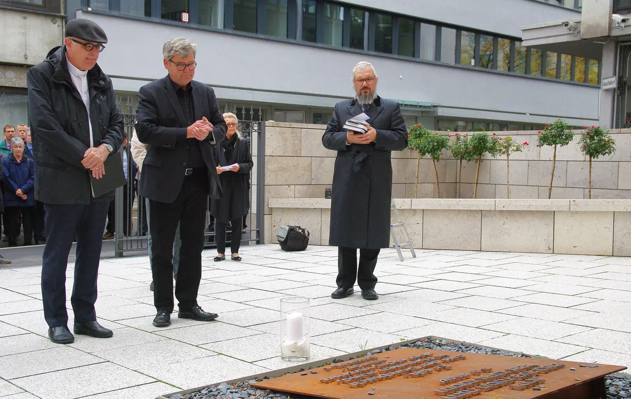 Landesbischof Dr. h.c. Frank Otfried July und Synoden-Vizepräsident Werner Stepanek im Gedenken an die Opfer des antisemitischen Terroranschlags in Halle. Rechts Rabbiner Jehuda Puschkin.