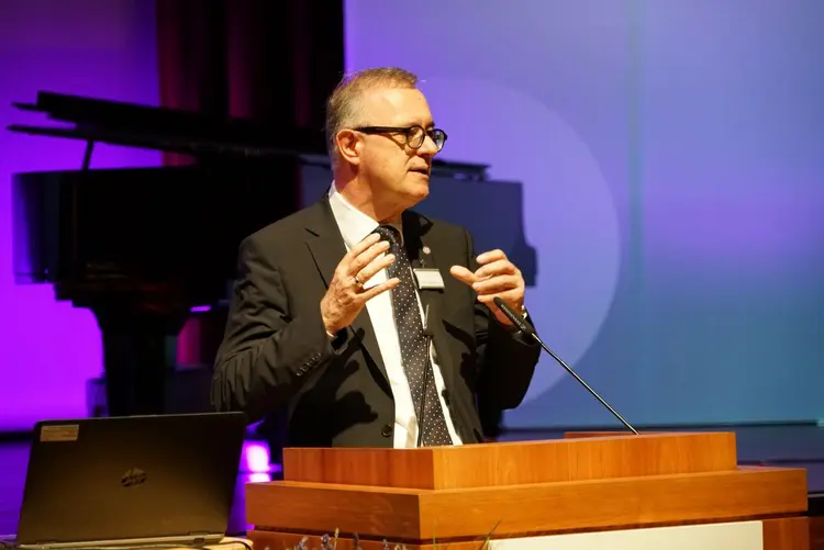 „Kirche sind wir alle", sagt Landesbischof July und bittet um Ideen, Visionen und Kritik.