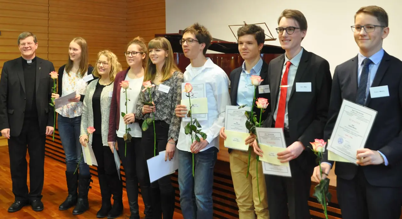Preisträger des Schülerwettbewerbs „Christentum und Kultur“ 2018 zusammen mit dem Freiburger Erzbischof Stephan Burger