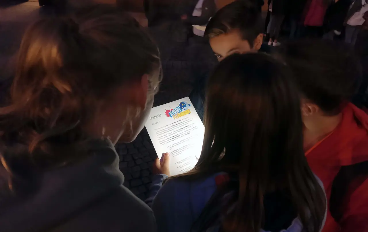 Nach dem Auftakt in der Leonhardskirche ging's bei der Stadtrallye durchs abendliche Stuttgart.