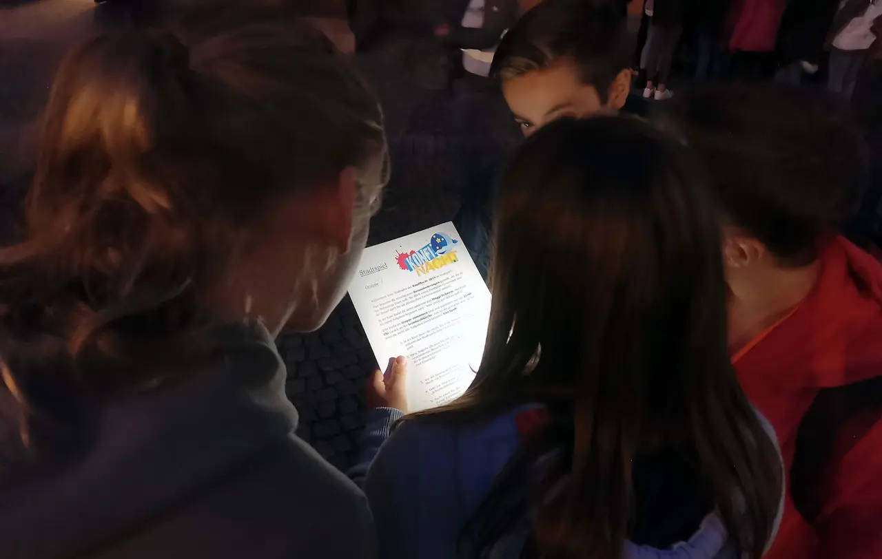 Nach dem Auftakt in der Leonhardskirche ging's bei der Stadtrallye durchs abendliche Stuttgart.