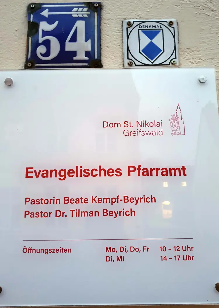 Schild am Dompfarramt Greifswald: Seit einem Jahr sind Beate Kempf-Beyrich und Dr. Tilman Beyrich die Dompfarrer in der pommerschen Universitätsstadt.