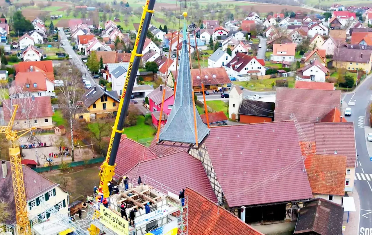 Turmsanierung Mötzingen Eine fliegende Turmspitze sieht man nicht alle Tage. So geschehen in Mötzingen bei der Sanierung der Mauritius-Kirche.