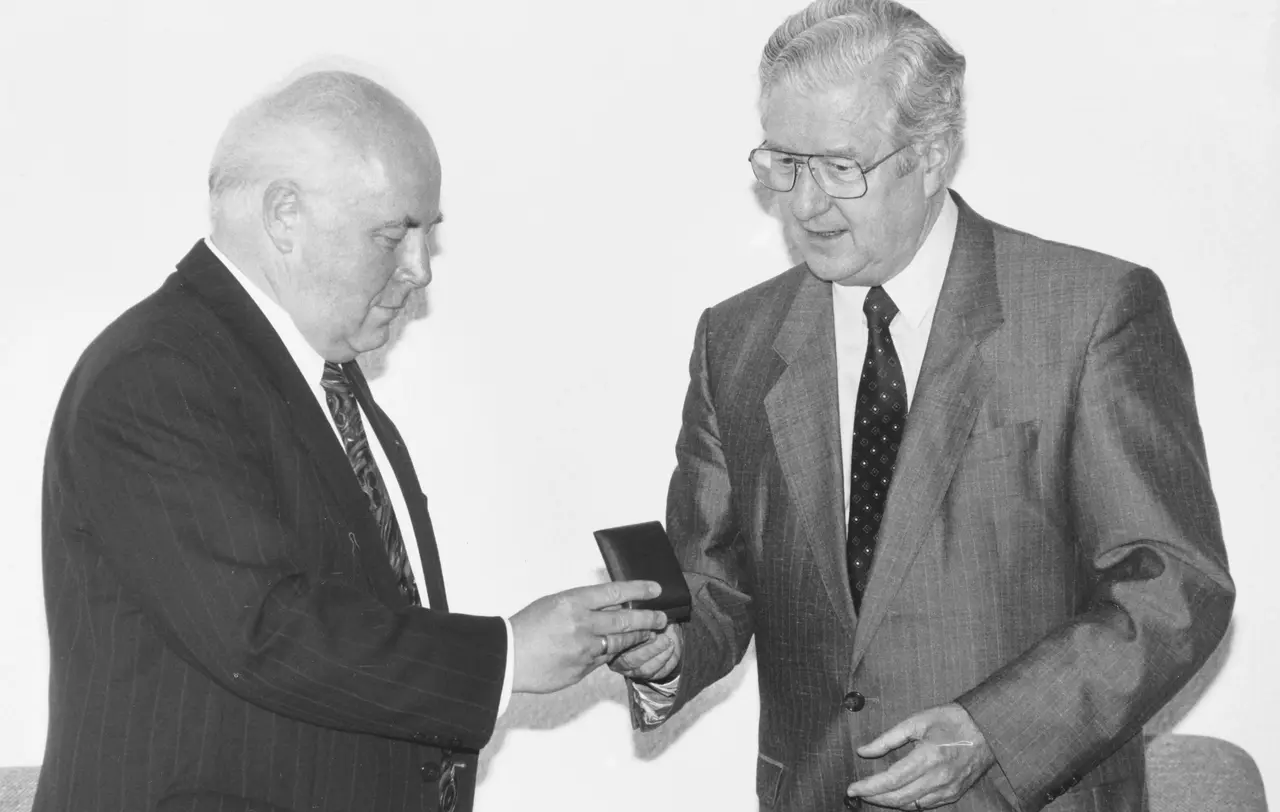 Der damalige Landtagspräsident Erich Schneider (links) und Landesbischof Theo Sorg bei der Überreichung der Silbernen Brenzmedaille 1992 Erich Schneider links und der damalige Landesbischof Theo Sorg.