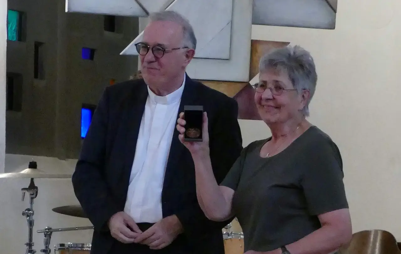 Landesbischof July hat bei der Jubiläumsfeier Renate Lück die bronzene Brenz-Medaille verliehen. 30 Jahre lang leistete sie Redaktionsarbeit für die Zeitschrift „anstöße“ des Gesprächskreises.