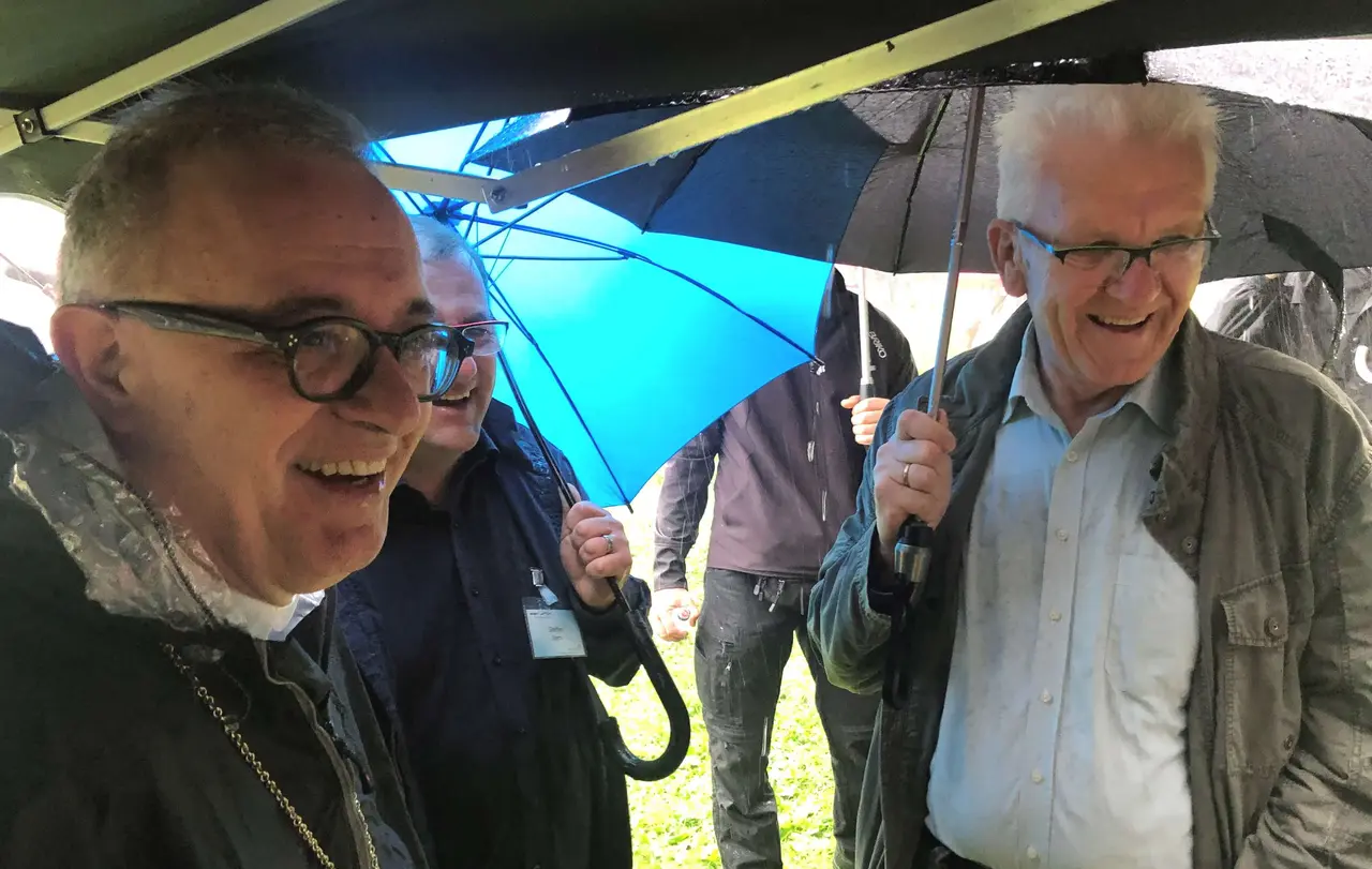 Der Berg hat zwar gerufen, die Feier aber fand schließlich in der Halle statt: Landesbischof Dr. h. c. Frank Otfried July (l.) und Ministerpräsident Winfried Kretschmann (Grüne) im Regen auf dem Jusi.