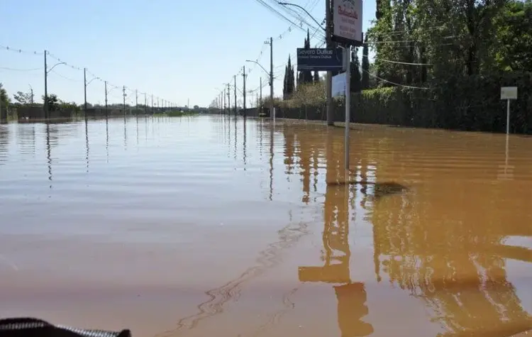 Überschwemmung in Südbrasilien: Straße in Porto Alegre