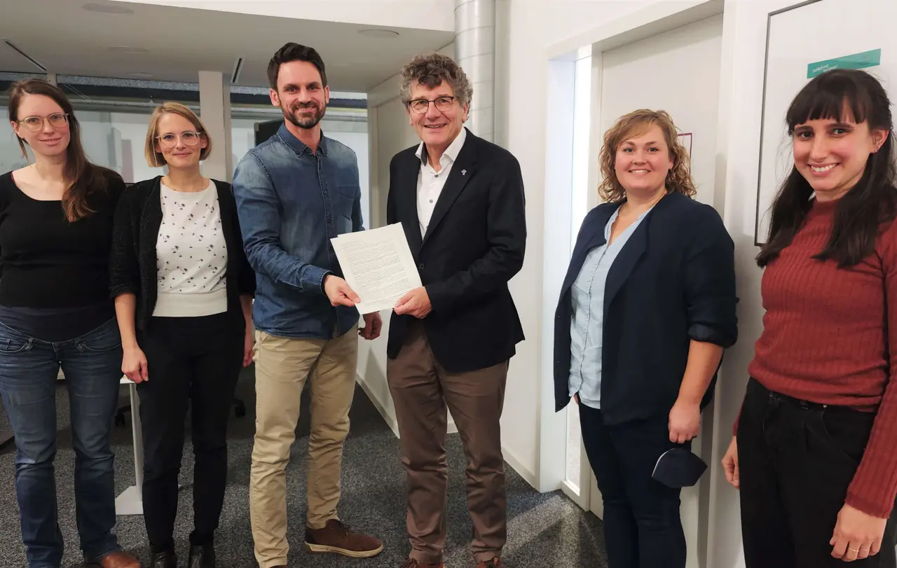 Vertreterinnen und Vertreter von Christians for Future, der Micha-Initiative Deutschland und weitere Ehrenamtliche aus der Klimaschutzbewegung haben Landesbischof Ernst-Wilhelm Gohl und Synodalpräsidentin Sabine Foth einen Offenen Brief zum Klimaschutz übergeben.