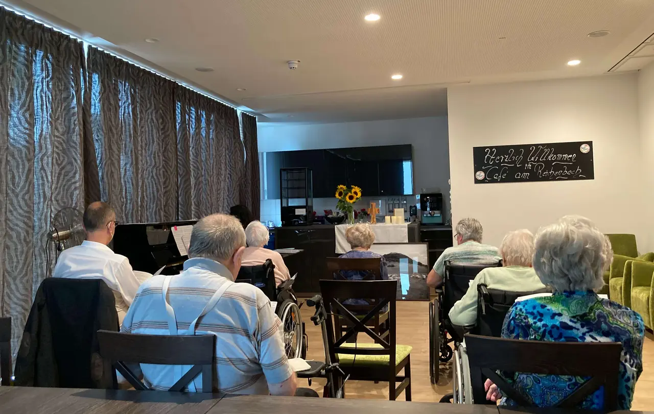 Gottesdienst im Pflegeheim „Haus am Reichenbach“ in Reutlingen-Sondelfingen. Betreuungsassistentin Yuka Suzuki-Winkler begleitet die Lieder am Klavier.
